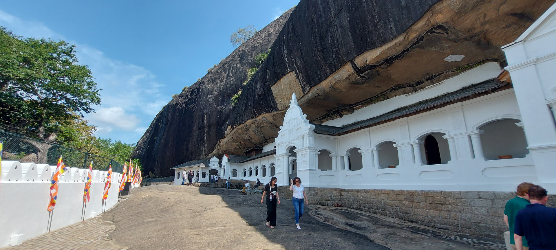 sri-lanka-dambulla-cave-temple---unlimited-travel