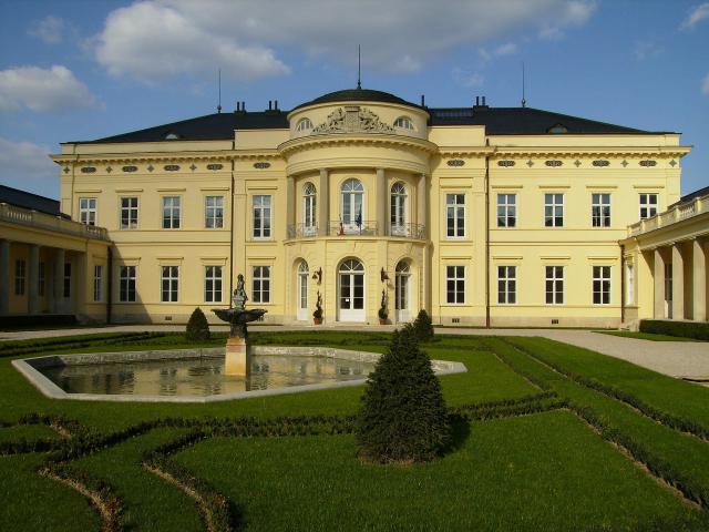 Castles, gardens, wines (Central Hungary & Mór & Neszmély wine regions)