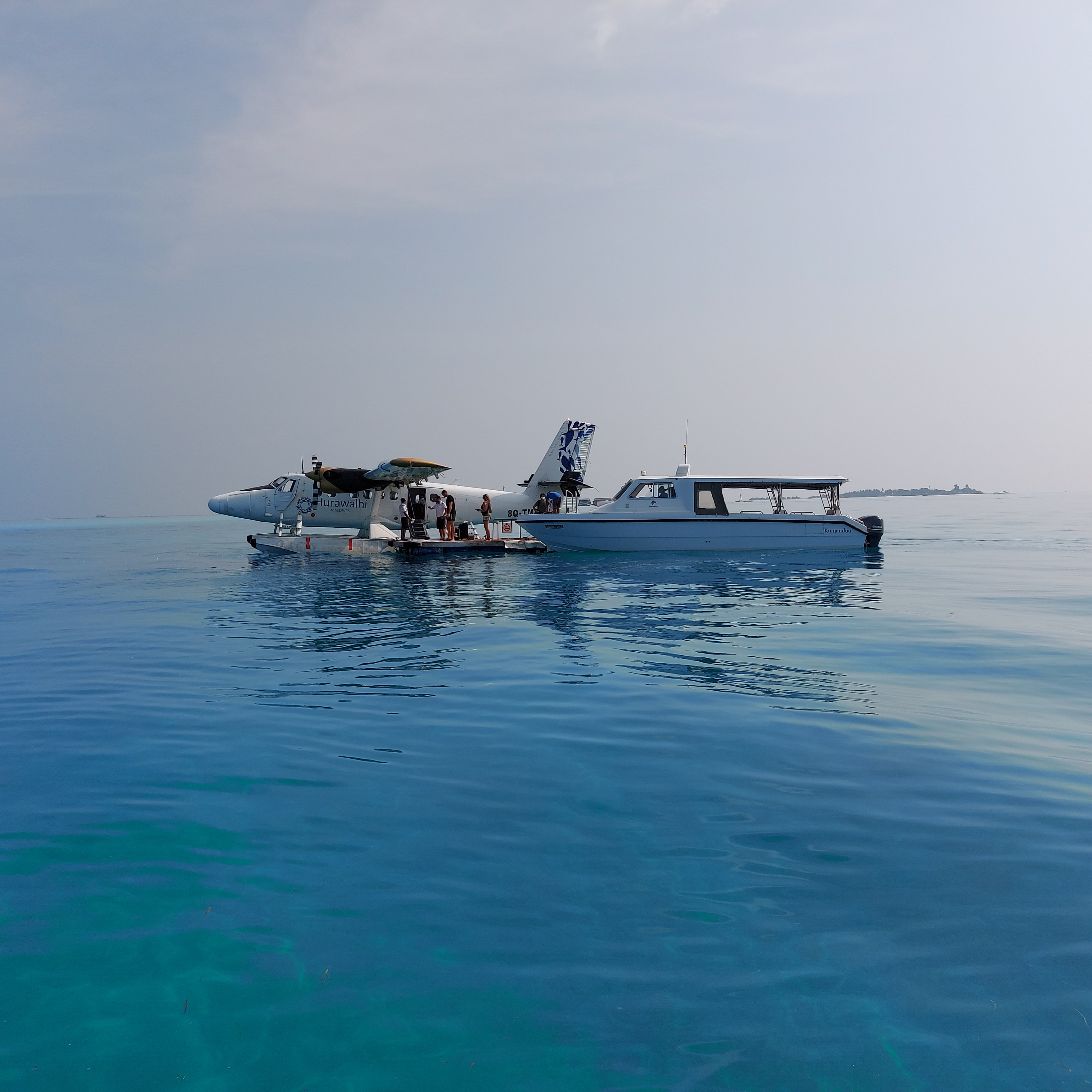 maldives-hurawalhi-transfer--with-spead-boat-and-seaplan